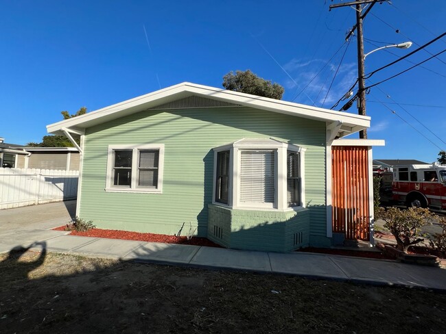 Building Photo - CRAFTSMAN BUNGALOW MIDTOWN 2+1