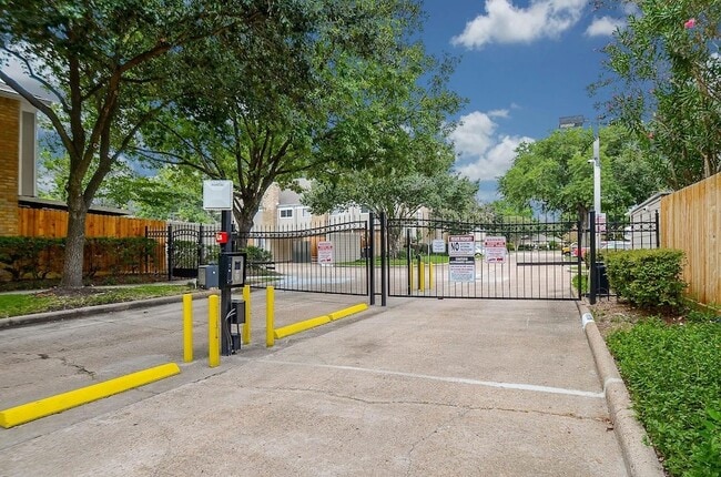 Building Photo - 1653 W Sam Houston Pkwy S