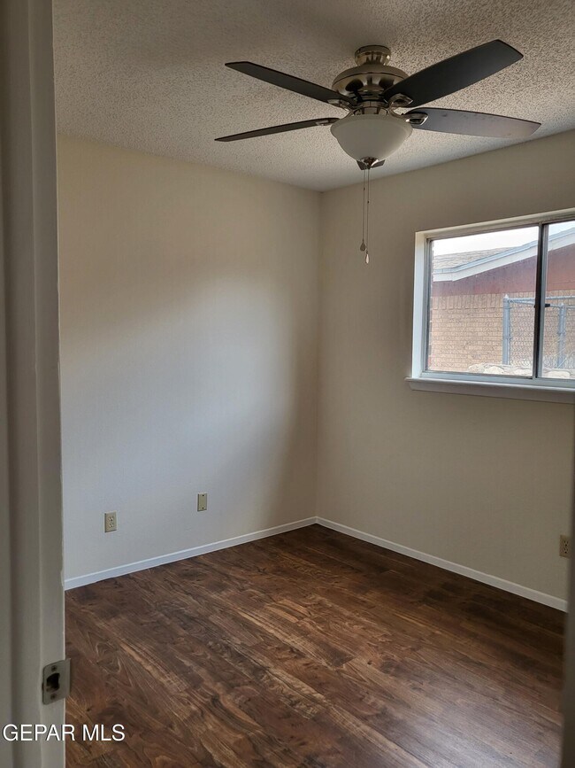 Building Photo - 3453 Hollyglen St