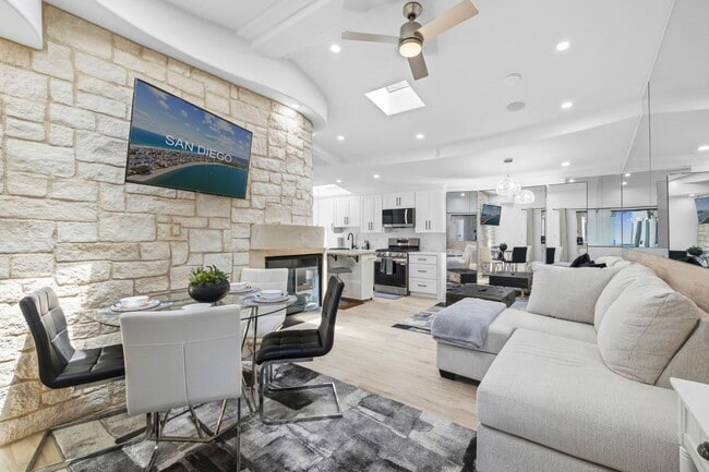 Building Photo - 3443 Ocean Front Walk