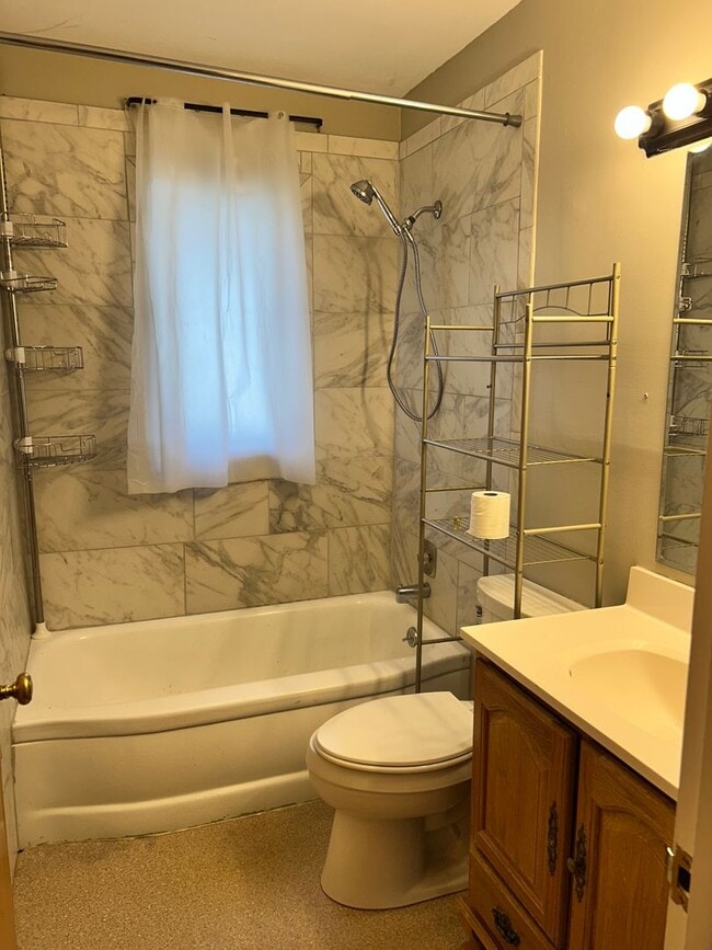 Building Photo - Adorable midtown 4 BR home!