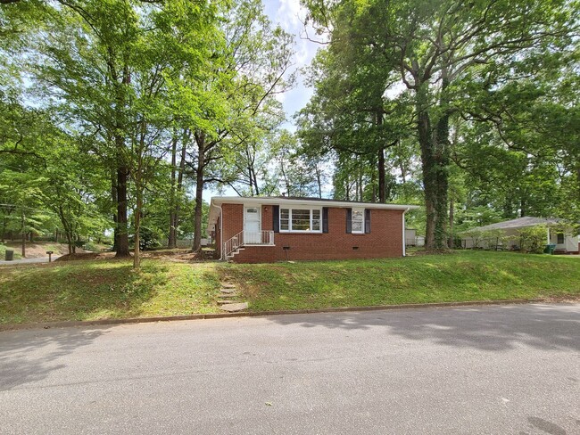 Cutest Bungalow in the Heart of Hapeville 3 bed/2 bath - Cutest Bungalow in the Heart of Hapeville 3 bed/2 bath House