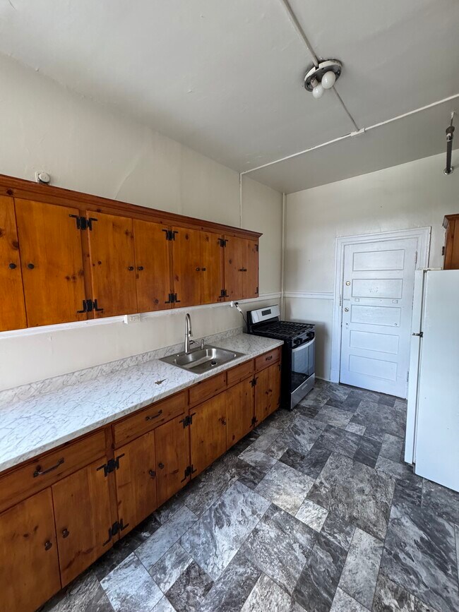 Cocina, 3 habitaciones - 1118 Grove Ave