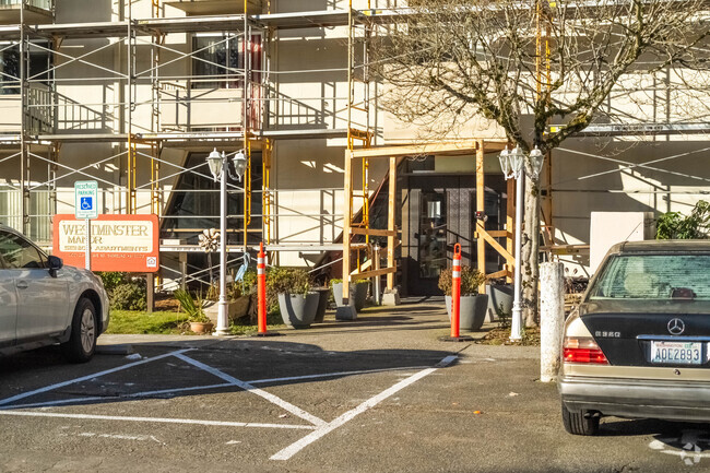 Entrada - Westminster Manor Apartments