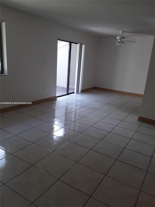 Foto del edificio - 8446 Coral Lake Way