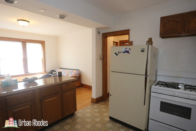 Building Photo - 2336 W Waveland Ave