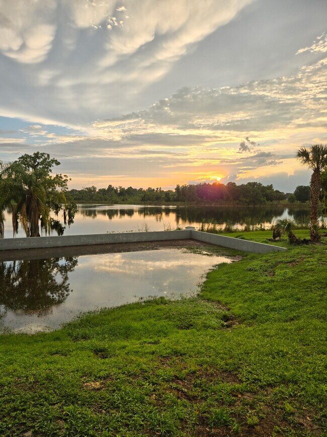Foto del edificio - 903 W Oak Ridge Rd