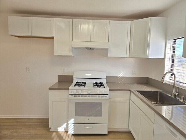 Foto del edificio - 8249 Catalpa Ave