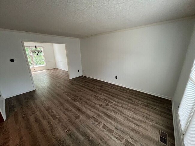 Building Photo - 4 Bedroom / 3.5 Bathroom Home In Overland ...