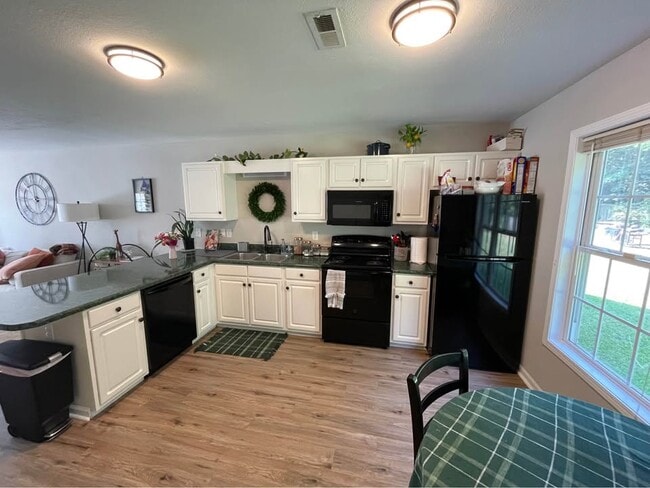 Foto del edificio - 119B Heatherbrook Ct