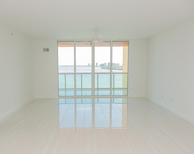 Building Photo - 2650 Lake Shore Dr