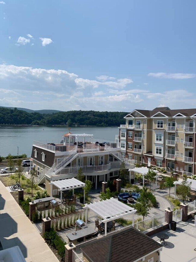Foto del edificio - One Dutchess Luxury Waterfront 1, 2, & 3 Bedroom Apartments homes