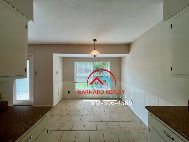 Foto del edificio - Available July 12: Duplex Close to Texas S...
