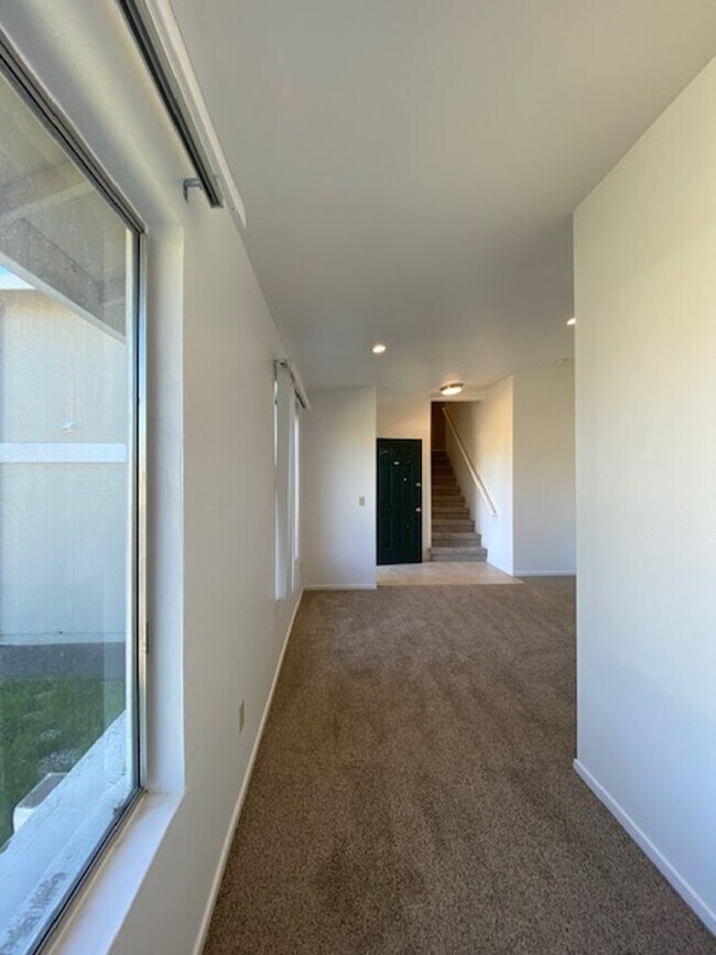 Foto del edificio - Spacious 3 Bed/2 Bath Duplex~ PG&E & Water...