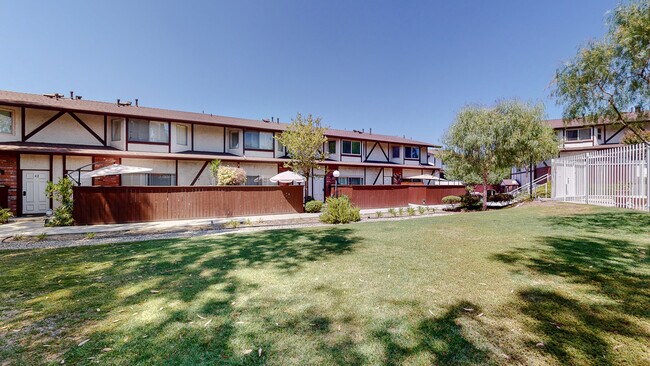 Building Photo - 10480 Sunland Blvd