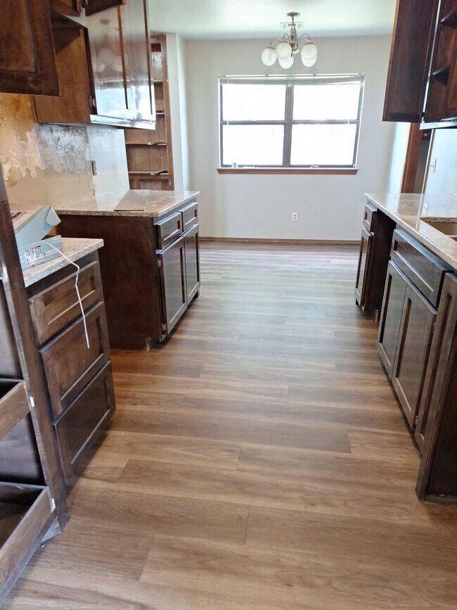 Foto del edificio - Must see virtually new 3-2-2 home off Broa...