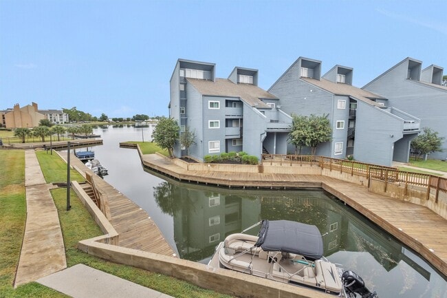 Foto del edificio - 12500 Melville Dr