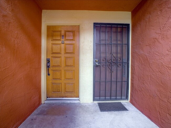 Building Photo - $400 OFF FIRST MONTH'S RENT!*