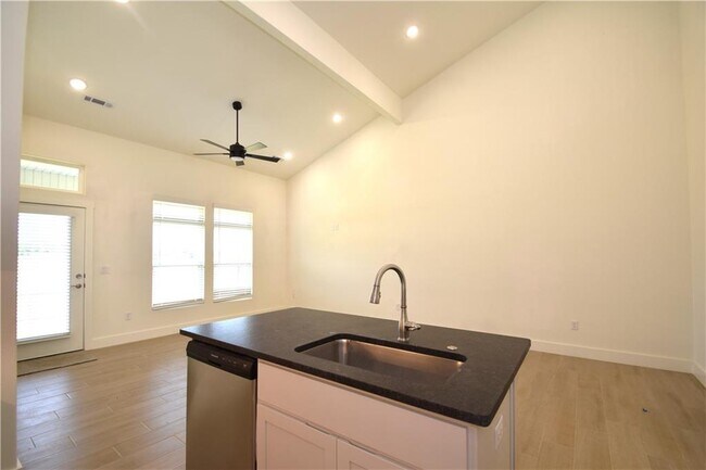 Foto del edificio - 421 Amethyst Rd