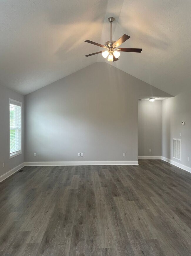 Building Photo - 560 Labrador Dr