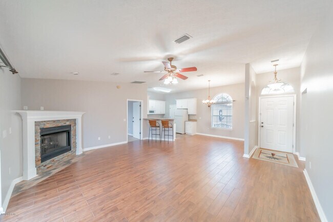 Building Photo - 102 Fernwood St