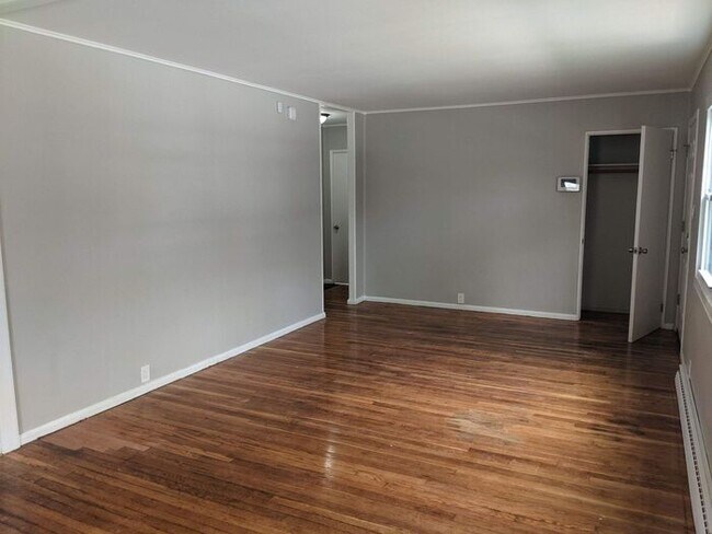 Building Photo - 3 bedroom Single Family Home