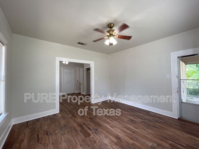 Building Photo - 606 Mesquite St