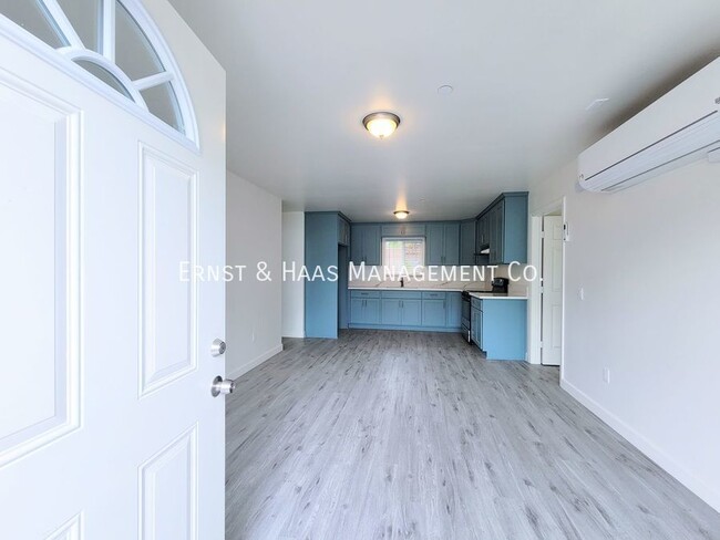Building Photo - Charming 2bedroom 2 Bath Rear House loaded...