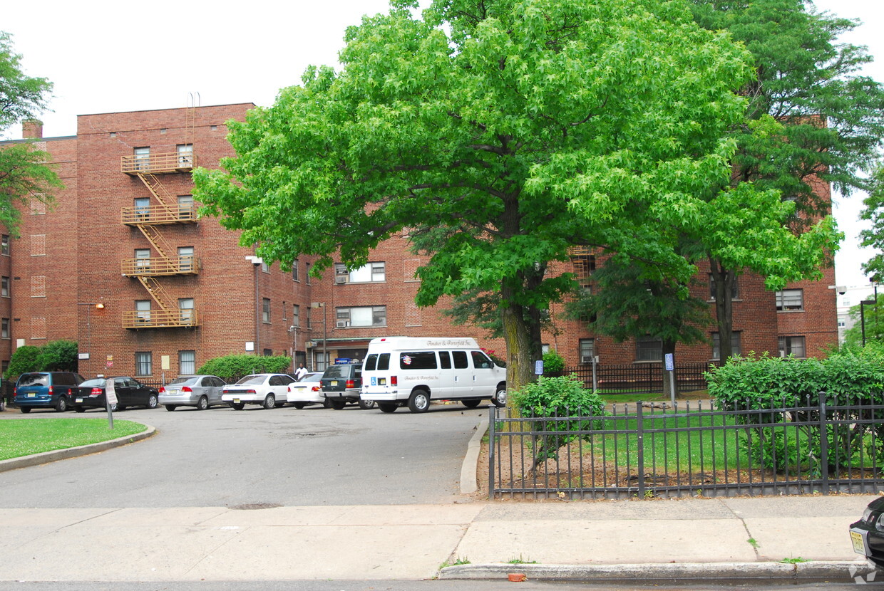 Primary Photo - Oakwood Plaza Apartments