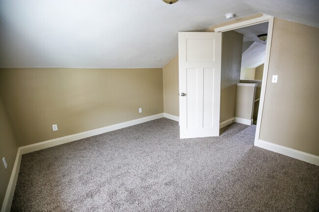 Building Photo - 631 S Kickapoo Ave