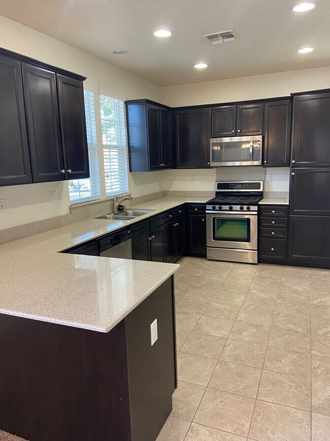 Building Photo - 4 Bedroom, 2.5 Bath - Located in Hideaway Treehouse Community