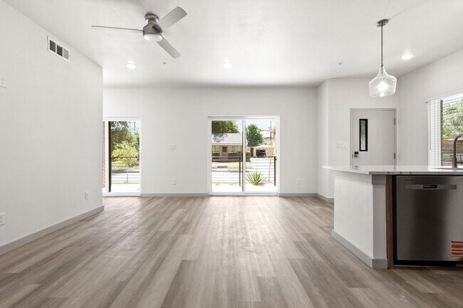 Foto del edificio - 3141 Waits Ave