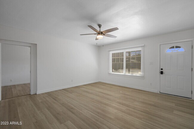 Foto del edificio - 6702 E 3rd St