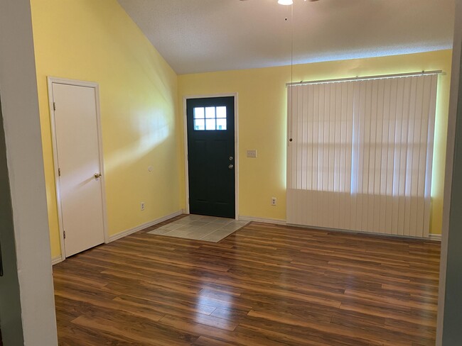 Building Photo - 802 Hidden Hollow Cir