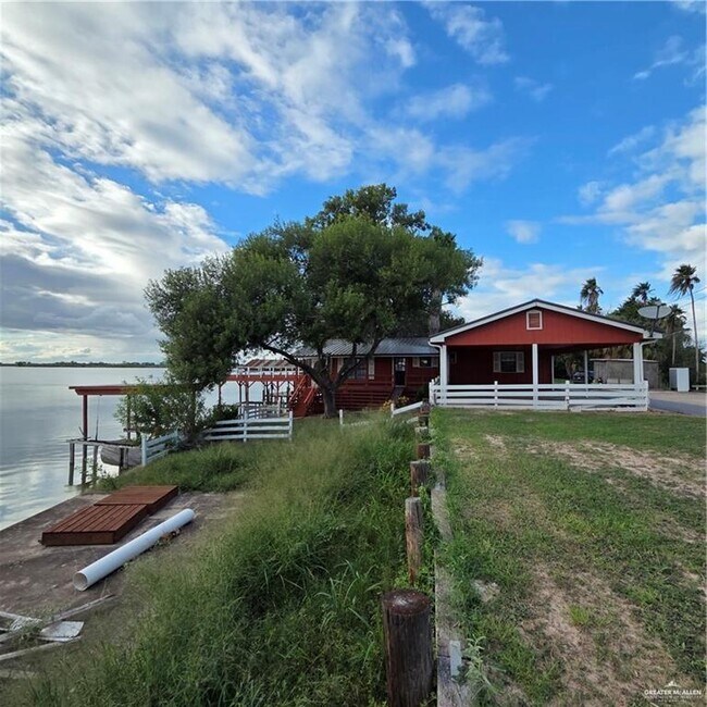 Building Photo - 8442 Lago Vista Dr