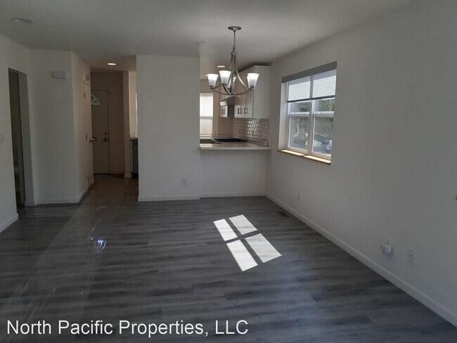 Building Photo - 3 br, 2.5 bath House - 709 23rd Ave S