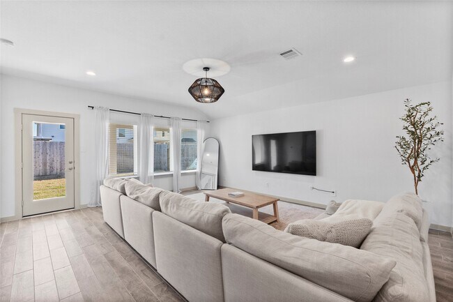 Foto del edificio - 13220 Lago Acero