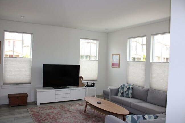 Building Photo - Newly Furnished 4 bedroom/ 4 bathroom Town...