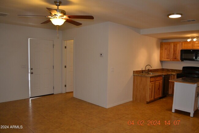 Building Photo - 427 E Friar Ave