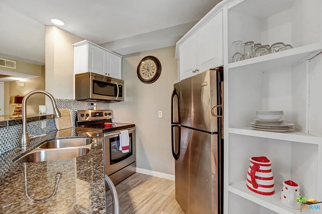 Building Photo - Charming Furnished 1-Bedroom Condo with Mo...