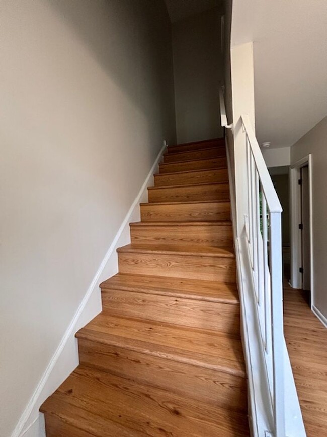 Building Photo - 2 BEDROOM TOWNHOME IN MARYLAND PLACE