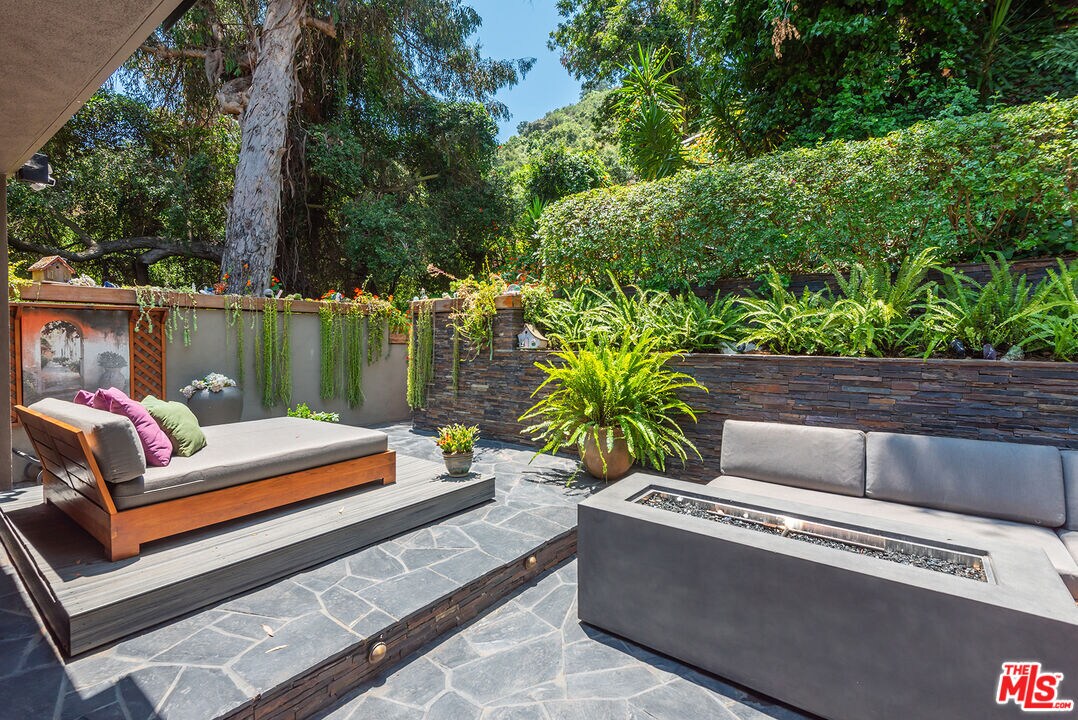 Primary Photo - 1543 N Beverly Glen Blvd