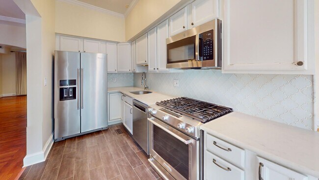 Building Photo - Spacious Three Bedroom Home W/Backyard, Ba...