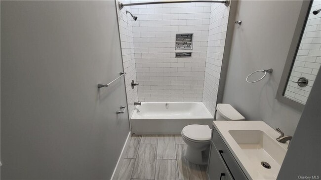 Building Photo - 826 Main St