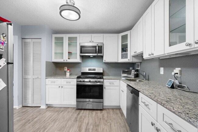 Foto del edificio - All-Inclusive Luxury Living in Rockville Town Center**