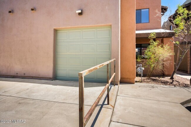 Building Photo - 3121 N Olsen Ave