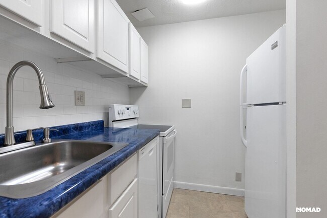 Foto del edificio - Charming 2BR Condo in Unionville