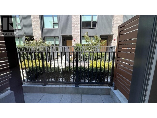 Photo du bâtiment - 745-745 W 49th Ave