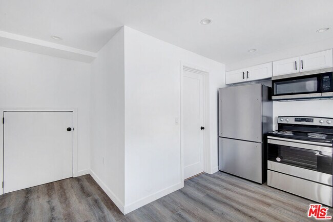 Foto del edificio - 1610 S Beverly Glen Blvd