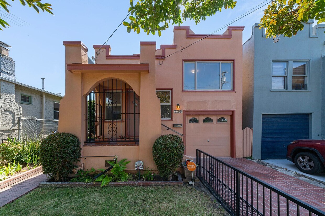 Foto principal - Spacious Two Story Albany Home Two Blocks ...